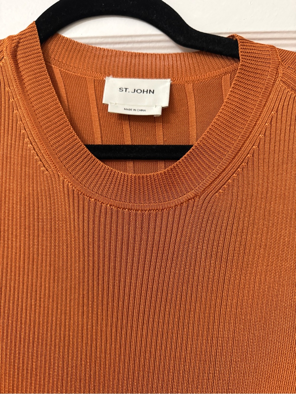 St. John Women’s Ribbed Crewneck Sleevless Sweater in Burnt Orange large